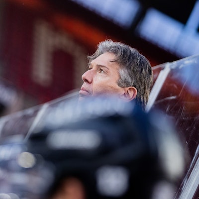 08.01.2023, Nordrhein-Westfalen, Köln: Eishockey: DEL, Kölner Haie - Augsburger Panther, Hauptrunde, 41. Spieltag, RheinEnergieStadion. Kölns Trainer Uwe Krupp auf der Bank. Foto: Rolf Vennenbernd/dpa +++ dpa-Bildfunk +++