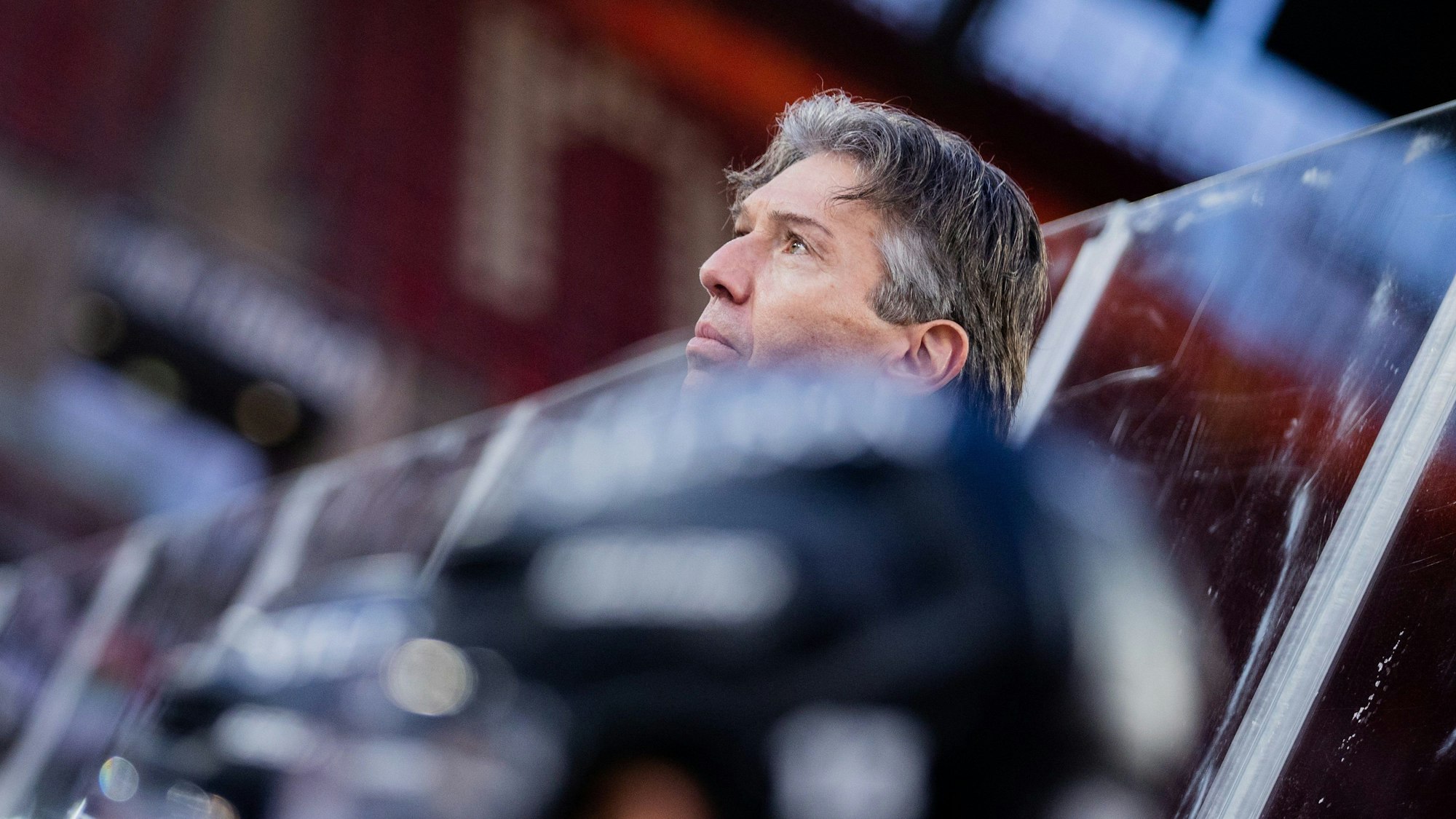 08.01.2023, Nordrhein-Westfalen, Köln: Eishockey: DEL, Kölner Haie - Augsburger Panther, Hauptrunde, 41. Spieltag, RheinEnergieStadion. Kölns Trainer Uwe Krupp auf der Bank. Foto: Rolf Vennenbernd/dpa +++ dpa-Bildfunk +++