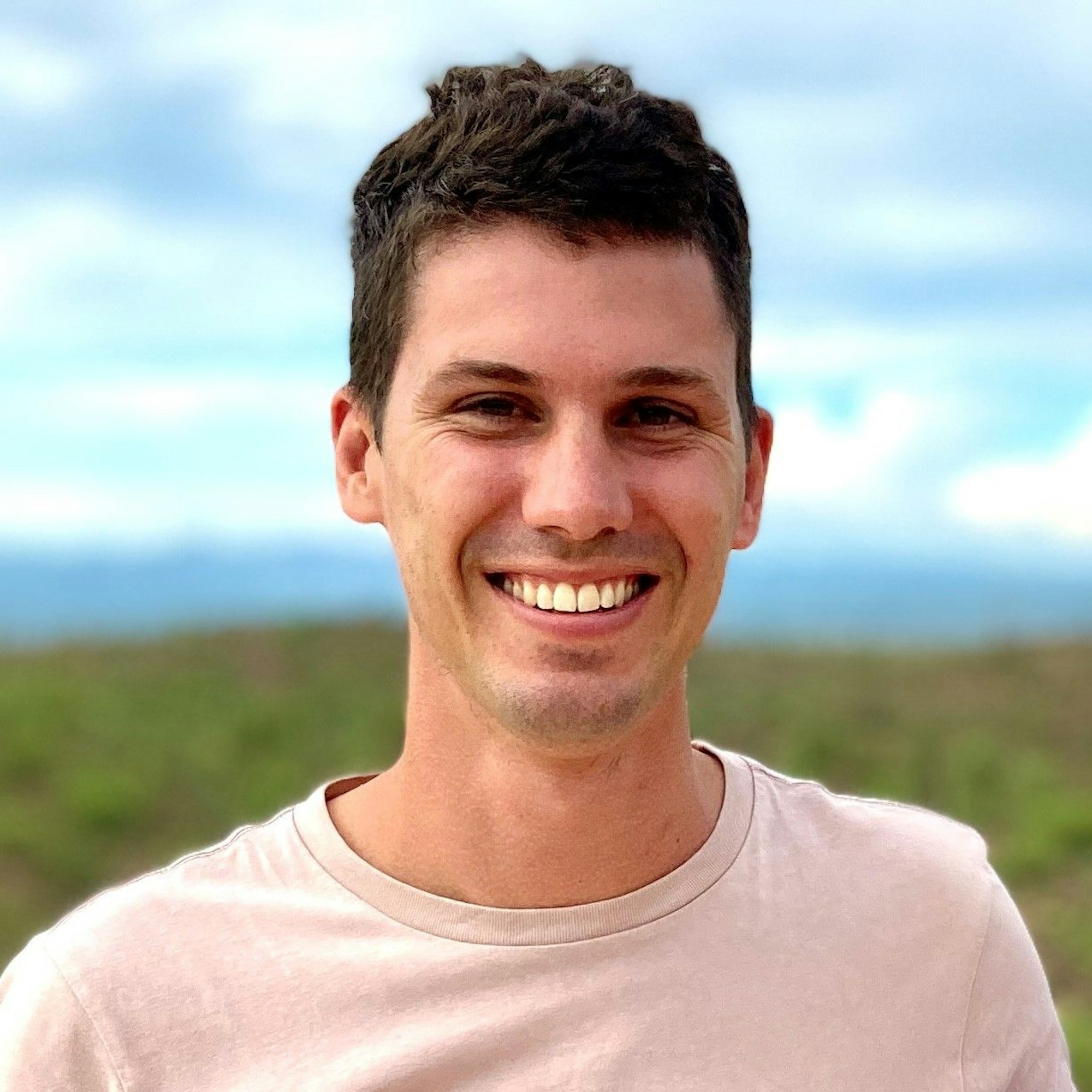 Schmerzforscher Sam Robinson lächelt in die Kamera.