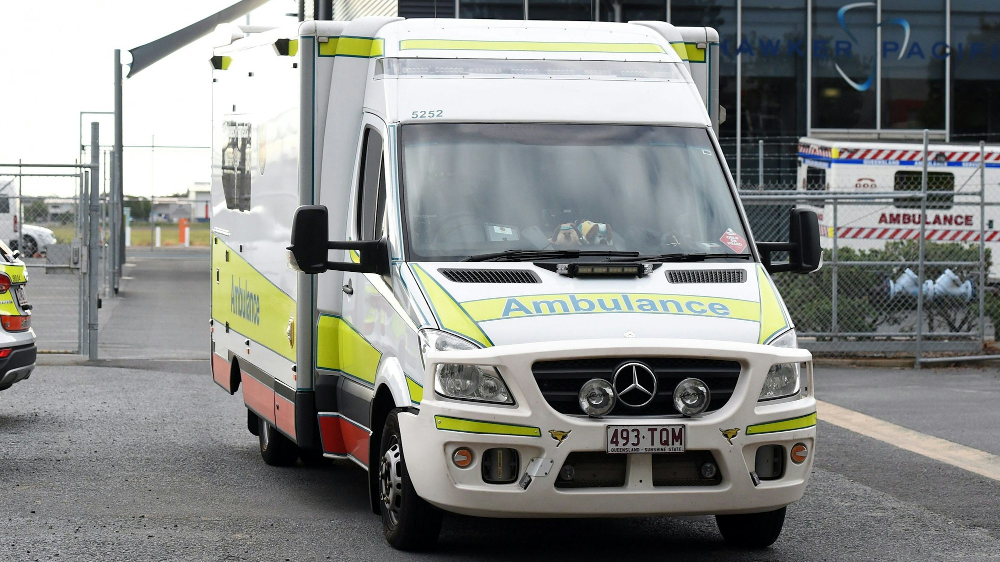 Ein australischer Krankenwagen fährt von einem Parkplatz herunter. Im Hintergrund sind weitere Rettungswagen zu sehen. (Symbolbild)