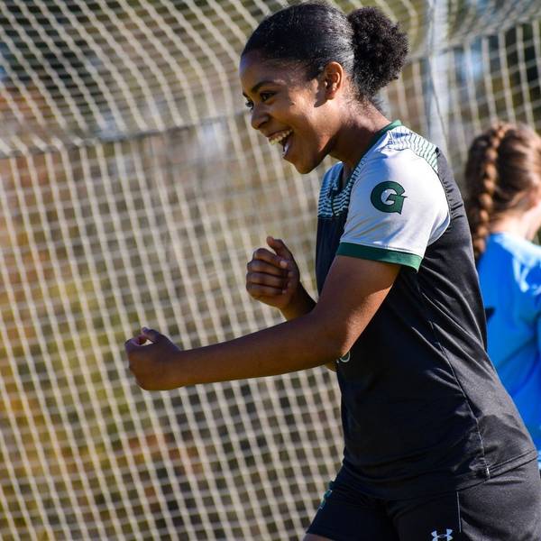 Die Fußballerin Zahra Fepessi aus Zülpich-Schwerfen steht auf einem Fußballplatz und freut sich
