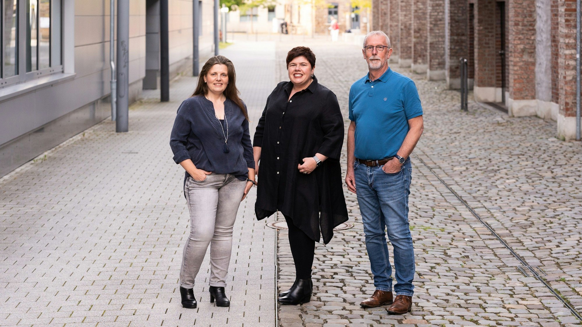 Zu sehen sind zwei Frauen und ein Mann auf einer Straße, der Vorstand des Vereins Lebensfarben.