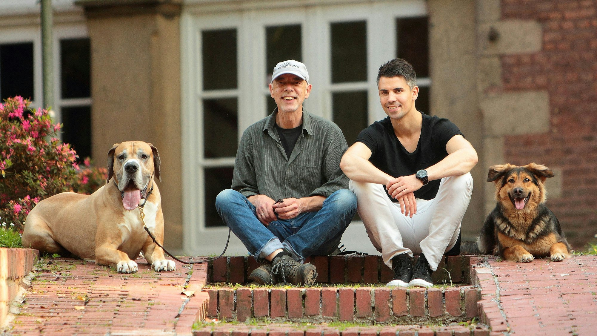 Der jetzige Ladeninhaber Jaron Transfeld (r.) und sein vor zwei Jahren gestorbener Vater Arne Transfeld.