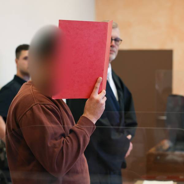 Der Angeklagte steht in einem Saal vom Landgericht. Der Kopf des Mannes ist auf dem Bild unkenntlich gemacht.
