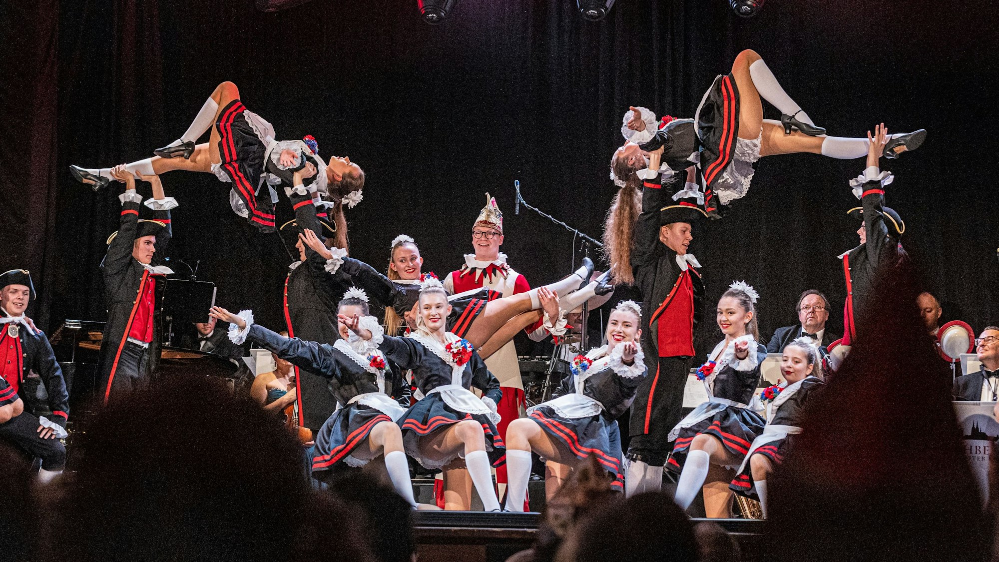 Die Tanzgruppe der Hellige Knäächte un Mägde bot zum Auftakt ihres Vereinsjubiläums auch historische Tänze in der Volksbühne.