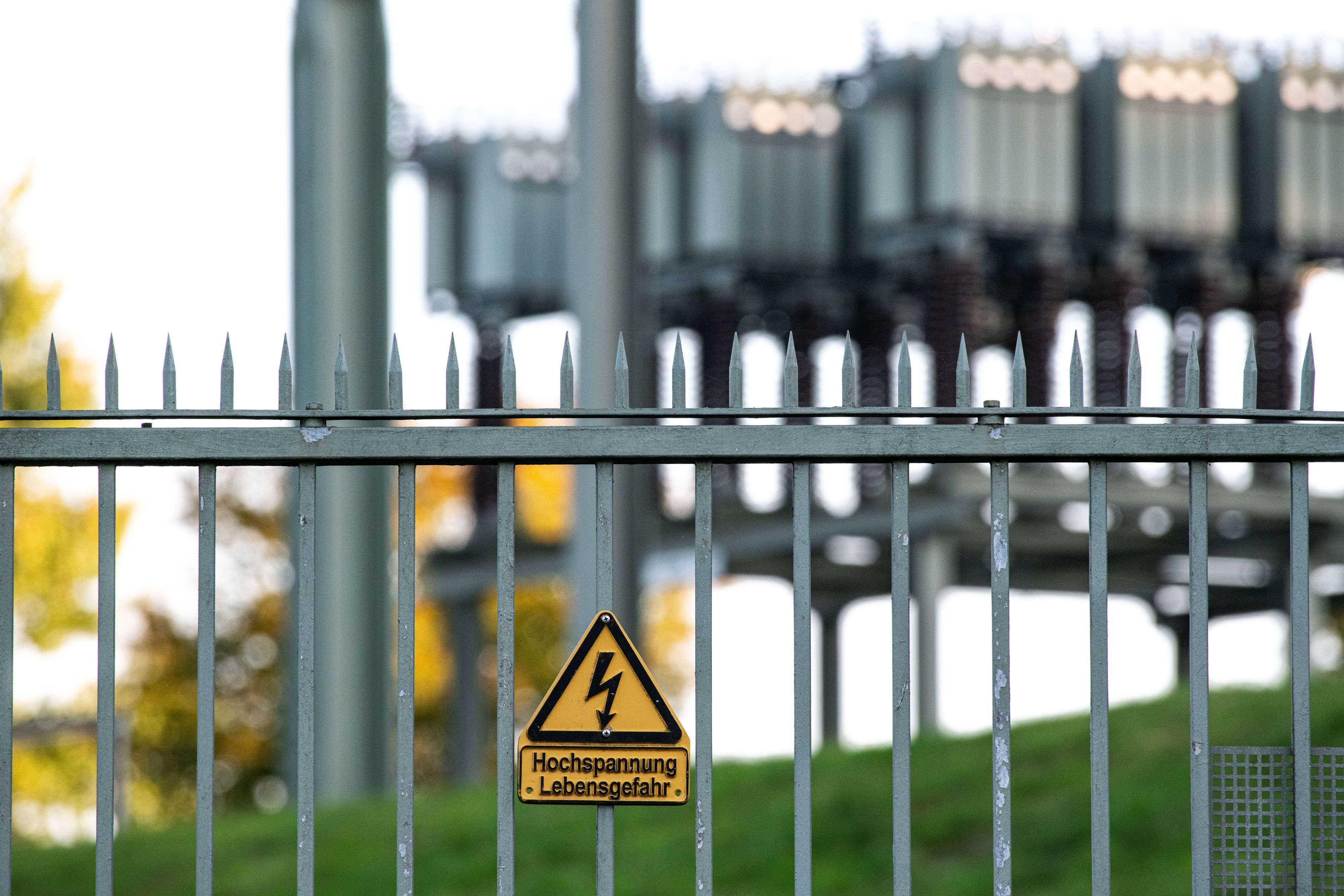 Das Foto ist ein Symbolfoto und zeigt ein Stromumspannwerk im Oberbergischen Kreis im Oktober 2022. Der Rhein-Erft-Kreis und die Städte bereiteten sich auf möglichen bevorstehenden großflächigen Stromausfall vor.