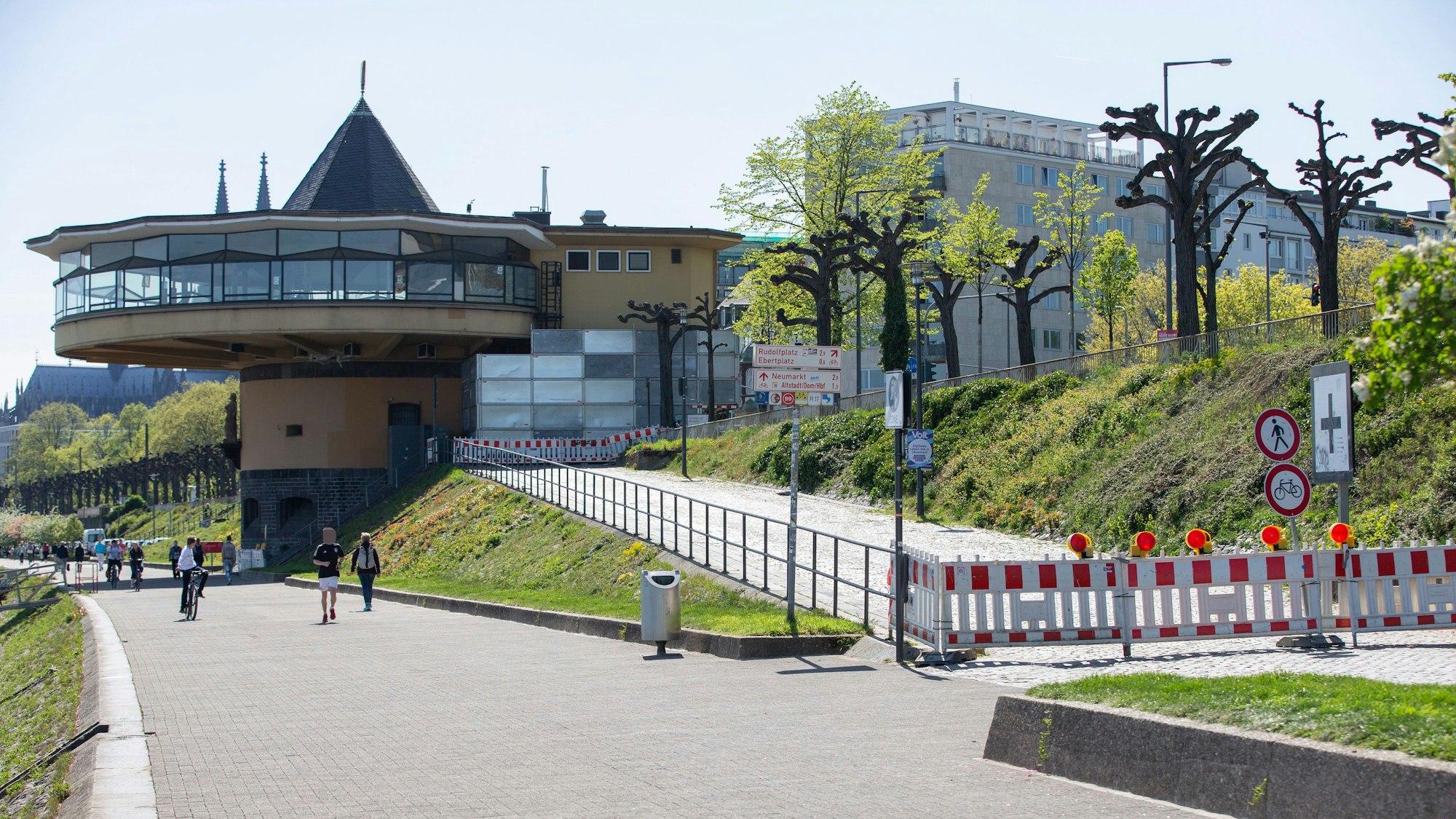 Die Bastei am Kölner Rheinufer ist von der Fertigstellung noch weit entfernt.