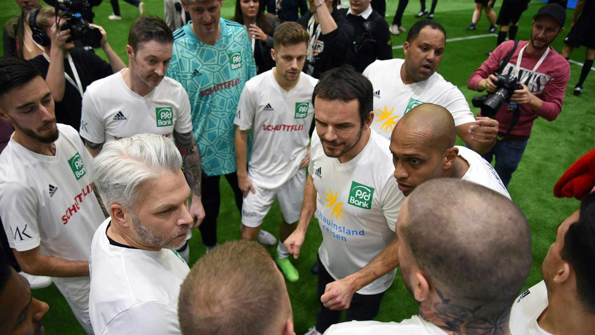 ds Poldi Cup Schwalbe Arena Promispiel Poldi grillt den Hennsler