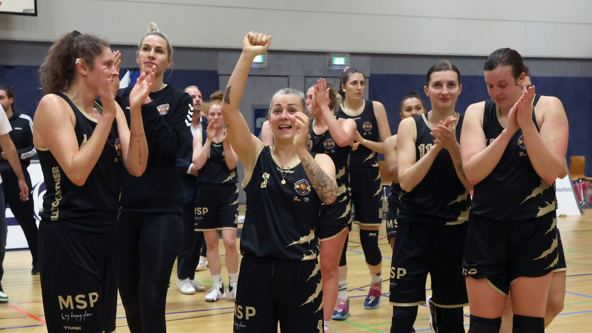 Die Rheinland Lions  Hertener TC, hier im Oktober 2022, jubeln nach dem Spiel. Wegen Insolvenz legt die Mannschaft nun den Spielbetrieb nieder.