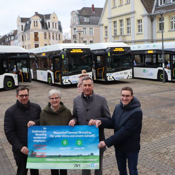 Die Busse im Hintergrund, vorne Projektbeteiligte.