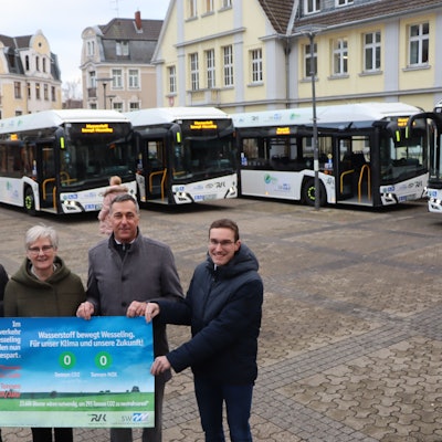 Die Busse im Hintergrund, vorne Projektbeteiligte.