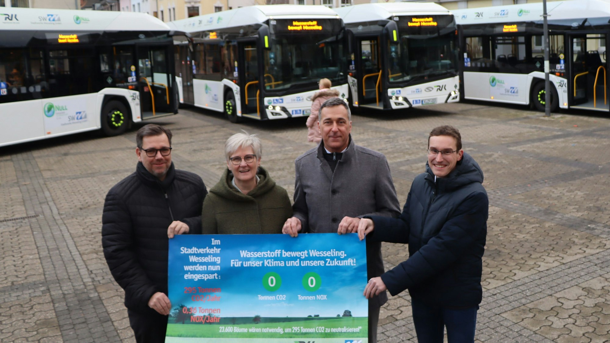 Die Busse im Hintergrund, vorne Projektbeteiligte.