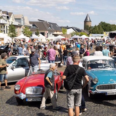 Insgesamt 25 000 Oldtimer- und Rock'n' Roll-Fans, so bilanzierten die Veranstalter in Abstimmung mit der Polizei und den Rettungskräften, die kaum Arbeit hatten, waren bei dem Festival 2022 in der Innenstadt unterwegs, bewunderten 280 historische Fahrzeuge und nutzten den verkaufsoffenen Sonntag in der Innenstadt für einen Bummel durch die Geschäfte