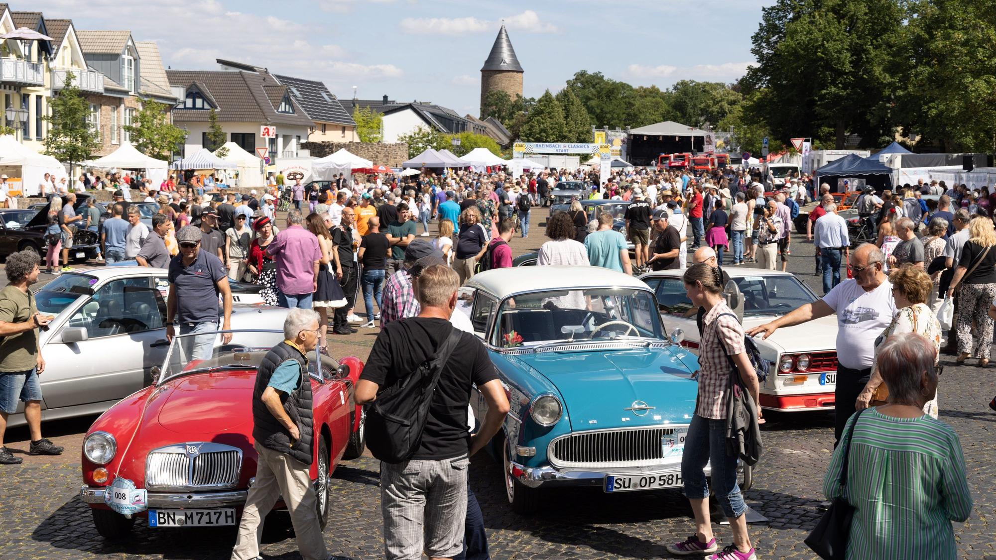 Insgesamt 25 000 Oldtimer- und Rock'n' Roll-Fans, so bilanzierten die Veranstalter in Abstimmung mit der Polizei und den Rettungskräften, die kaum Arbeit hatten, waren bei dem Festival 2022 in der Innenstadt unterwegs, bewunderten 280 historische Fahrzeuge und nutzten den verkaufsoffenen Sonntag in der Innenstadt für einen Bummel durch die Geschäfte