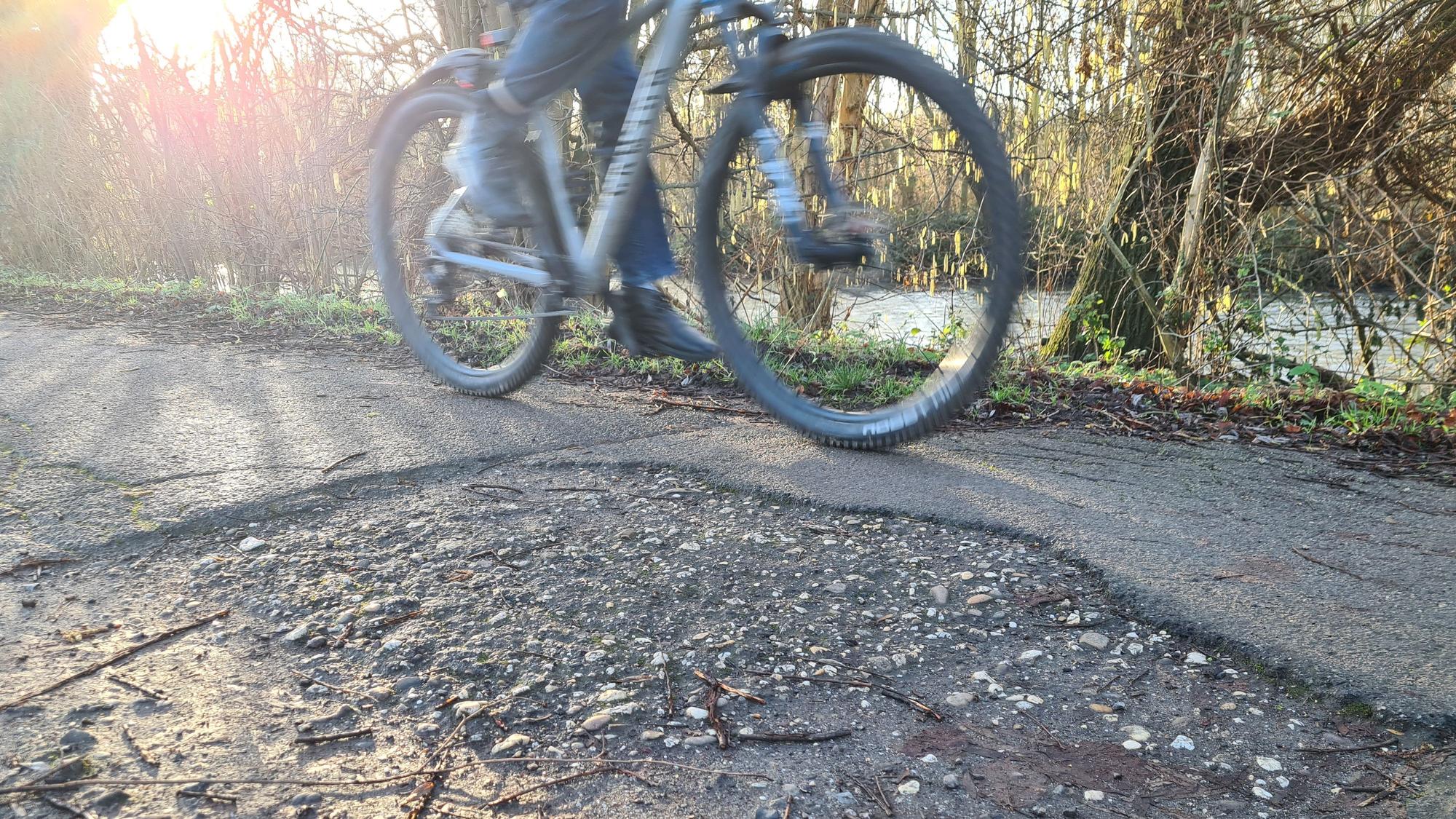 Der Erftradweg, hier bei Paffendorf, wartet weiter auf seine Instandsetzung und seinen Ausbau.