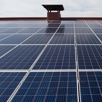 Eine Solaranlage liegt auf dem Dach eines Gebäudes.