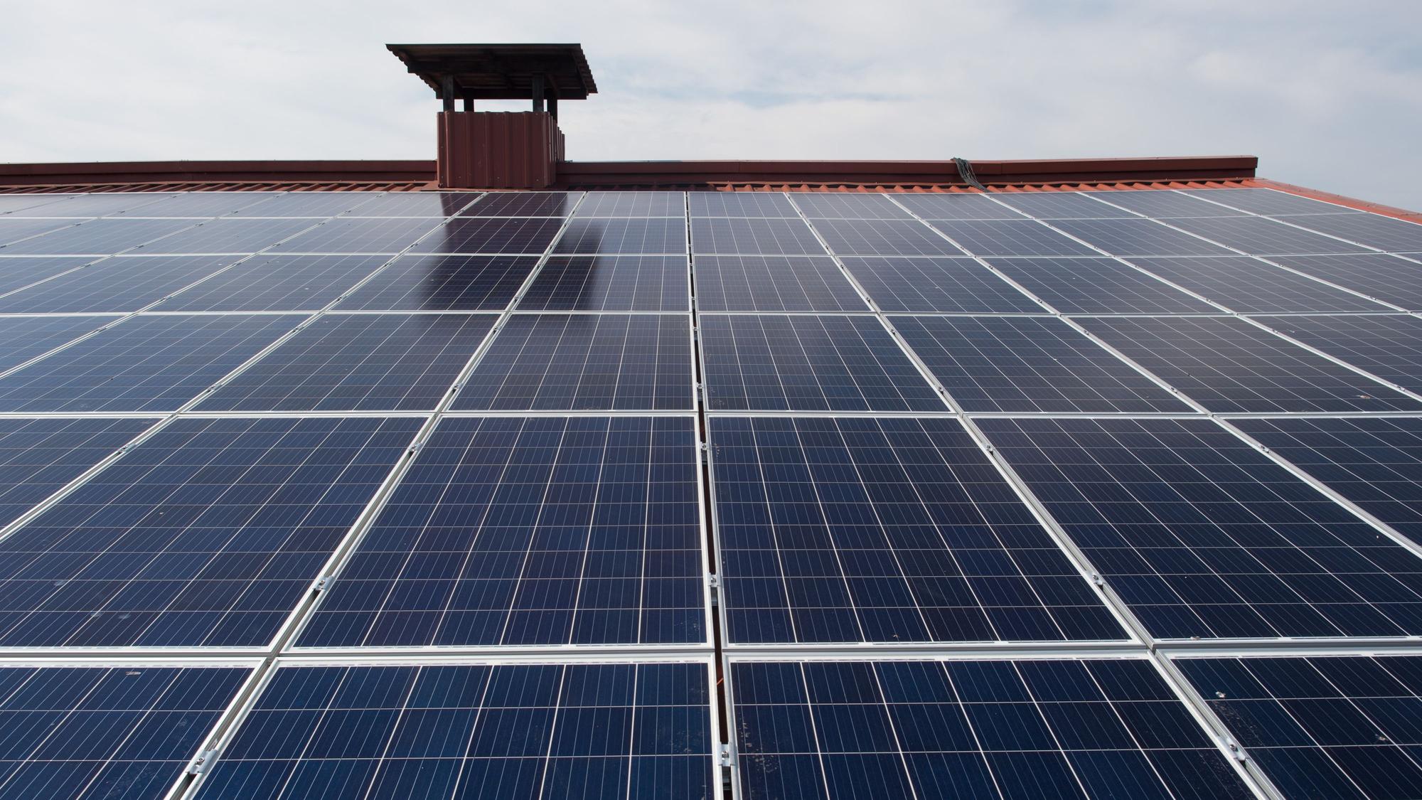 Zu sehen ist eine Solaranlage auf einem Dach.