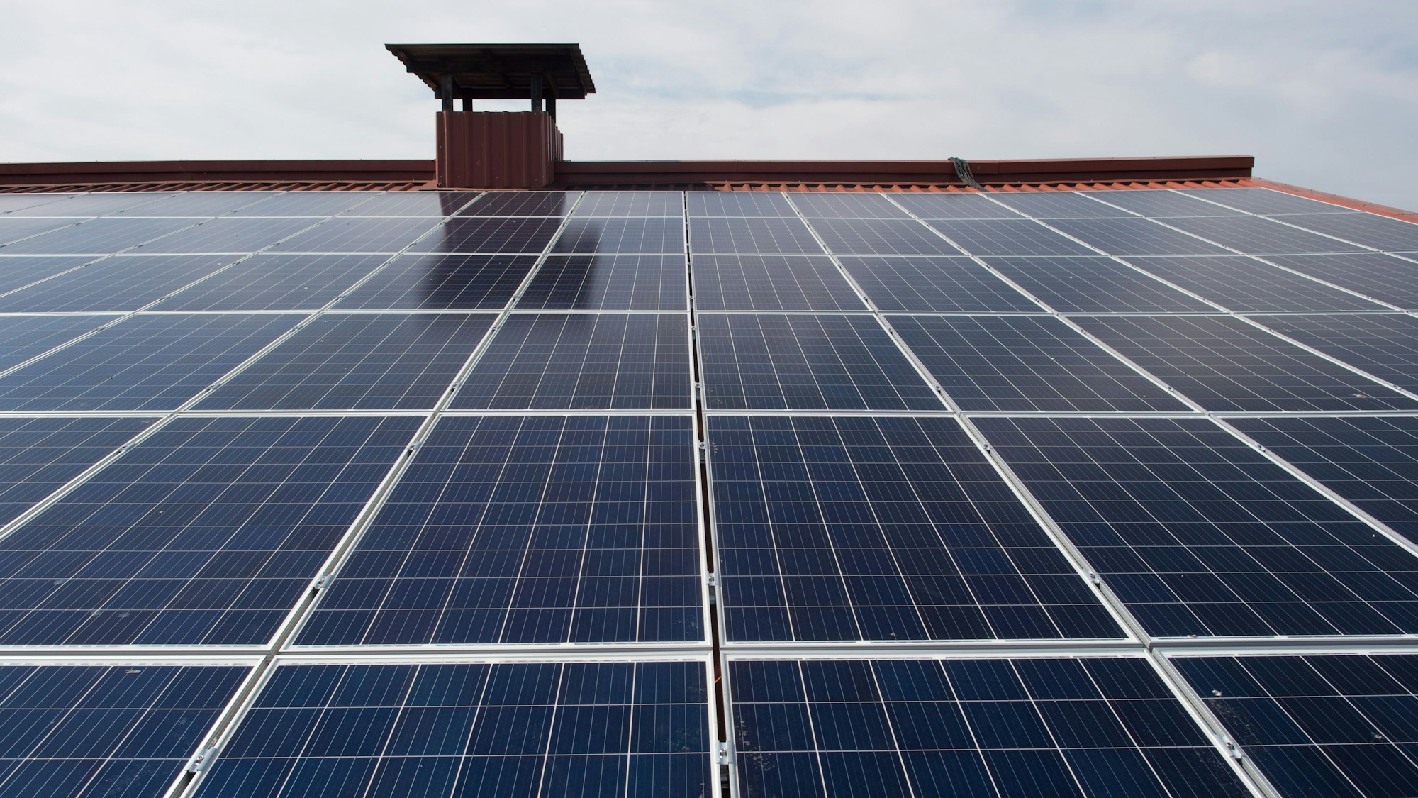 Zu sehen ist eine Solaranlage auf einem Dach.