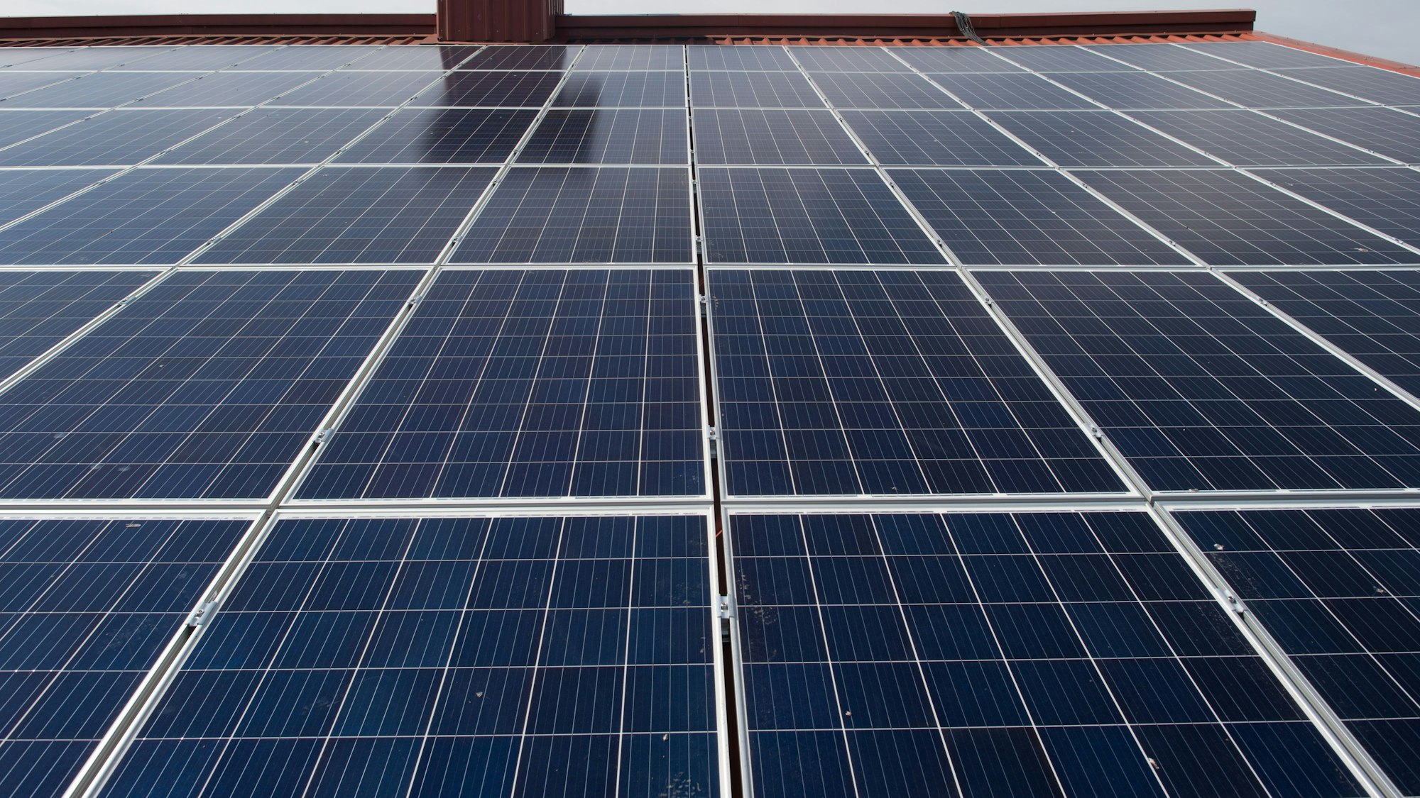 Solaranlagen liegen auf einem Dach.