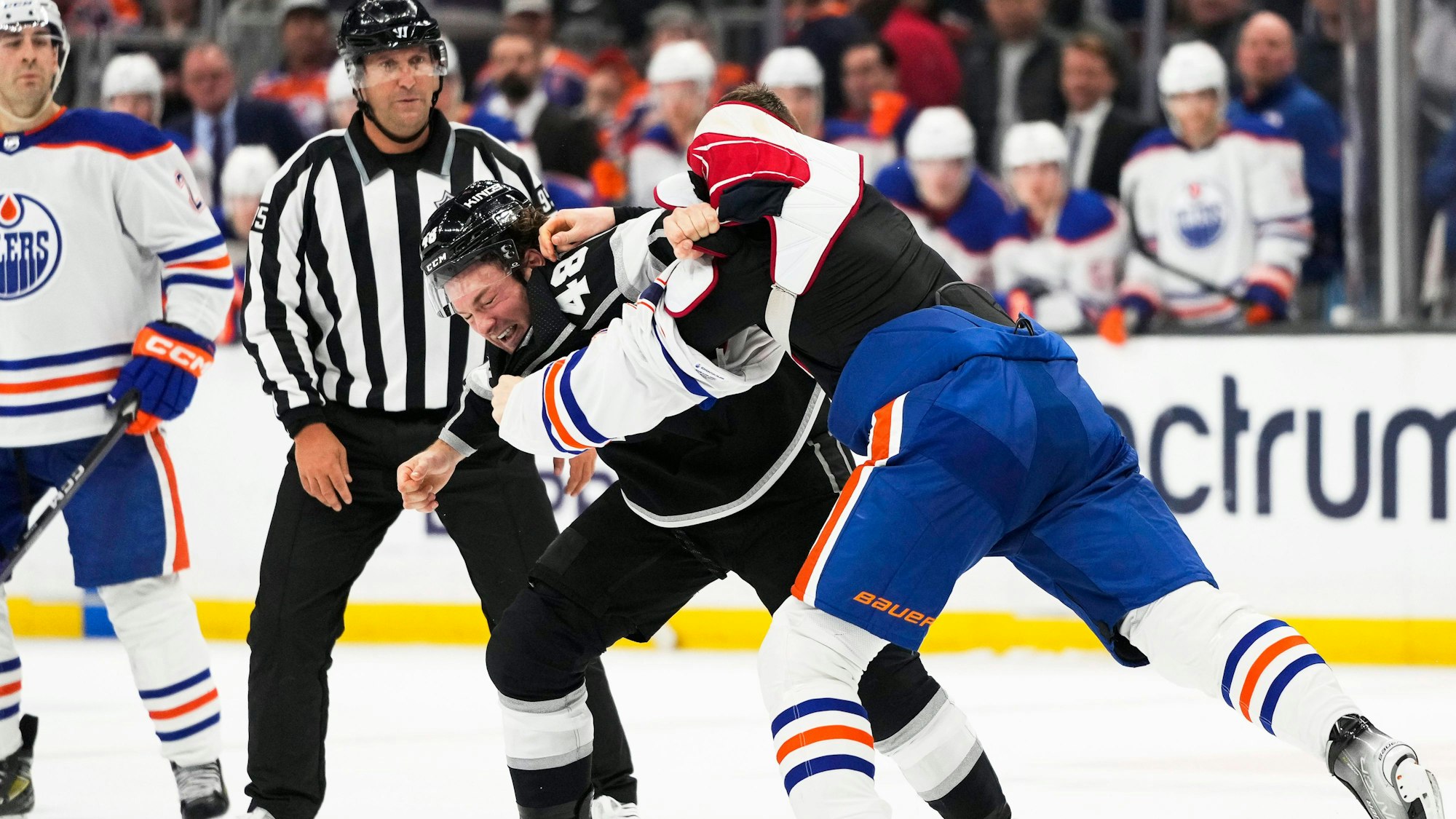Brendan Lemieux von den Los Angeles Kings kämpft mit Klim Kostin von den Edmonton Oilers auf dem Eis.