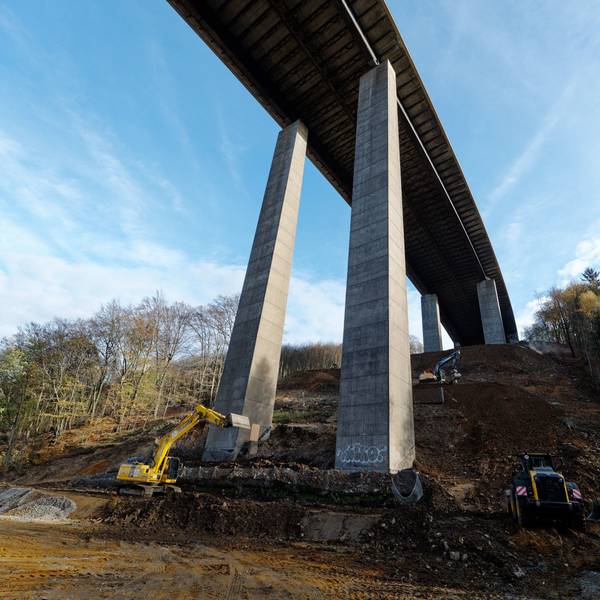 Baumaschinen bereiten den Untergrund unter der baufälligen Talbrücke Rahmede für die Sprengung vor.