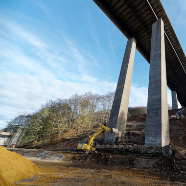 Baumaschinen bereiten den Untergrund unter der baufälligen Talbrücke Rahmede für die Sprengung vor.