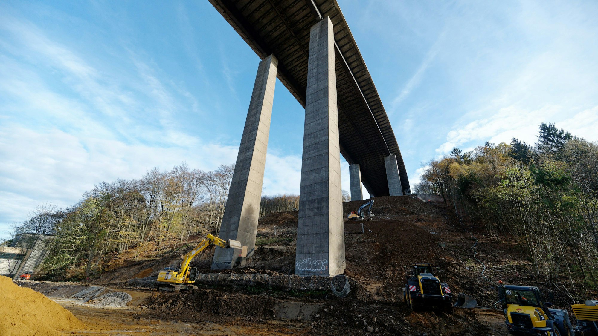 Baumaschinen bereiten den Untergrund unter der baufälligen Talbrücke Rahmede für die Sprengung vor.