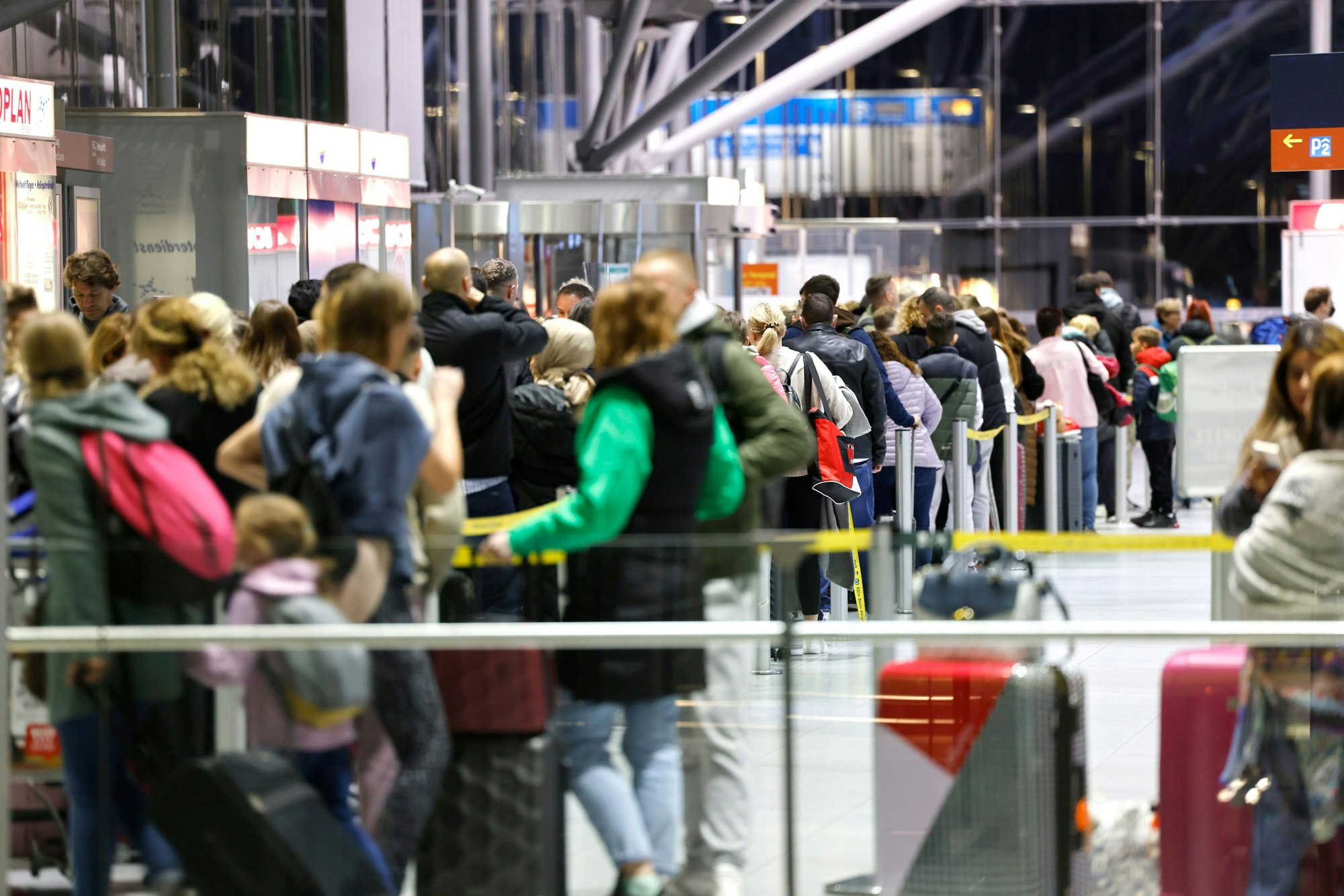 Am Flughafen Köln/Bonn gab es in Sommer- und Herbstferien lange Warteschlangen.