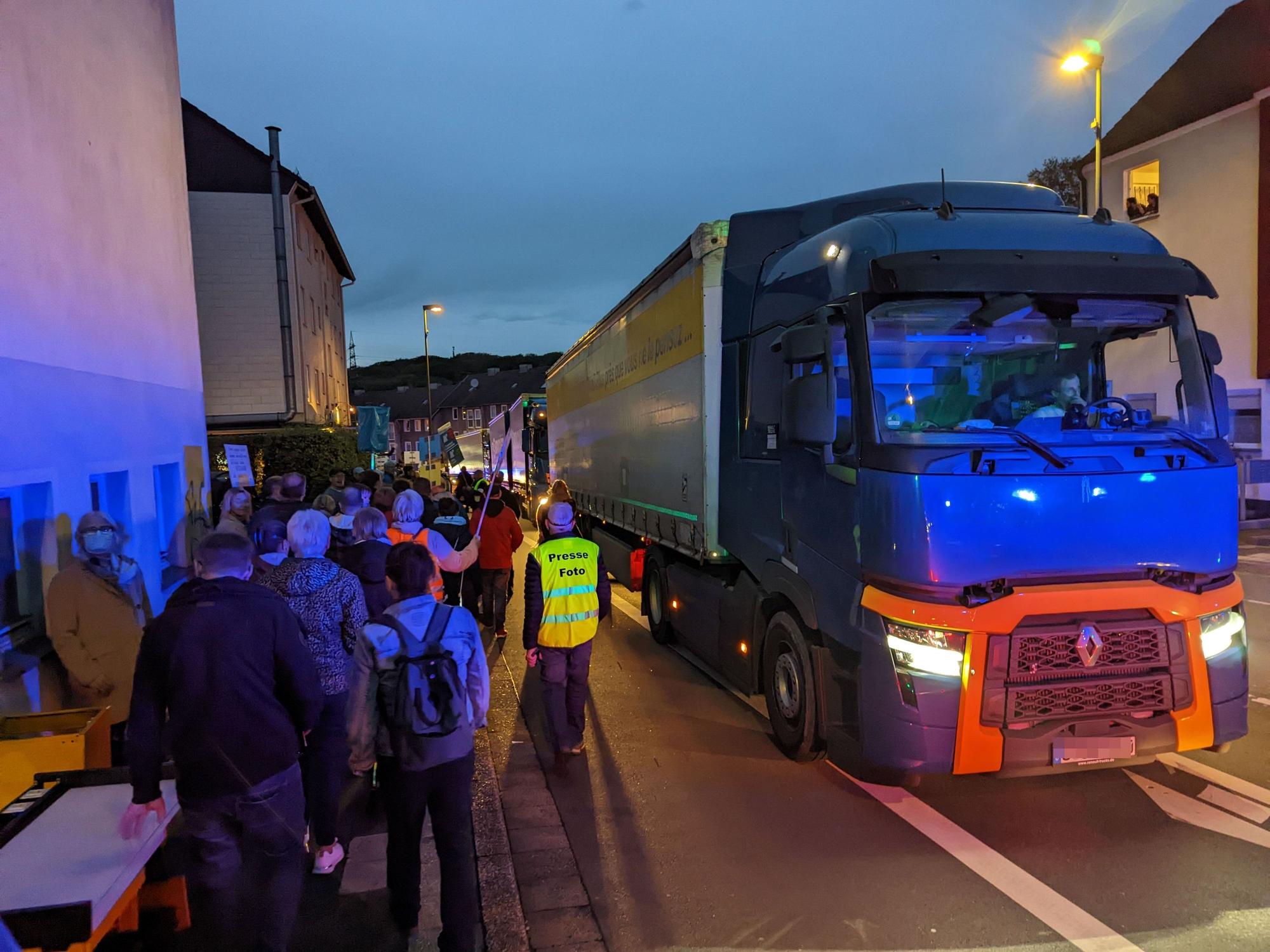 Transit-Lkw fahren zu hunderten durch Lüdenscheid-Nord, da hier die Umleitungsstrecke verläuft.
