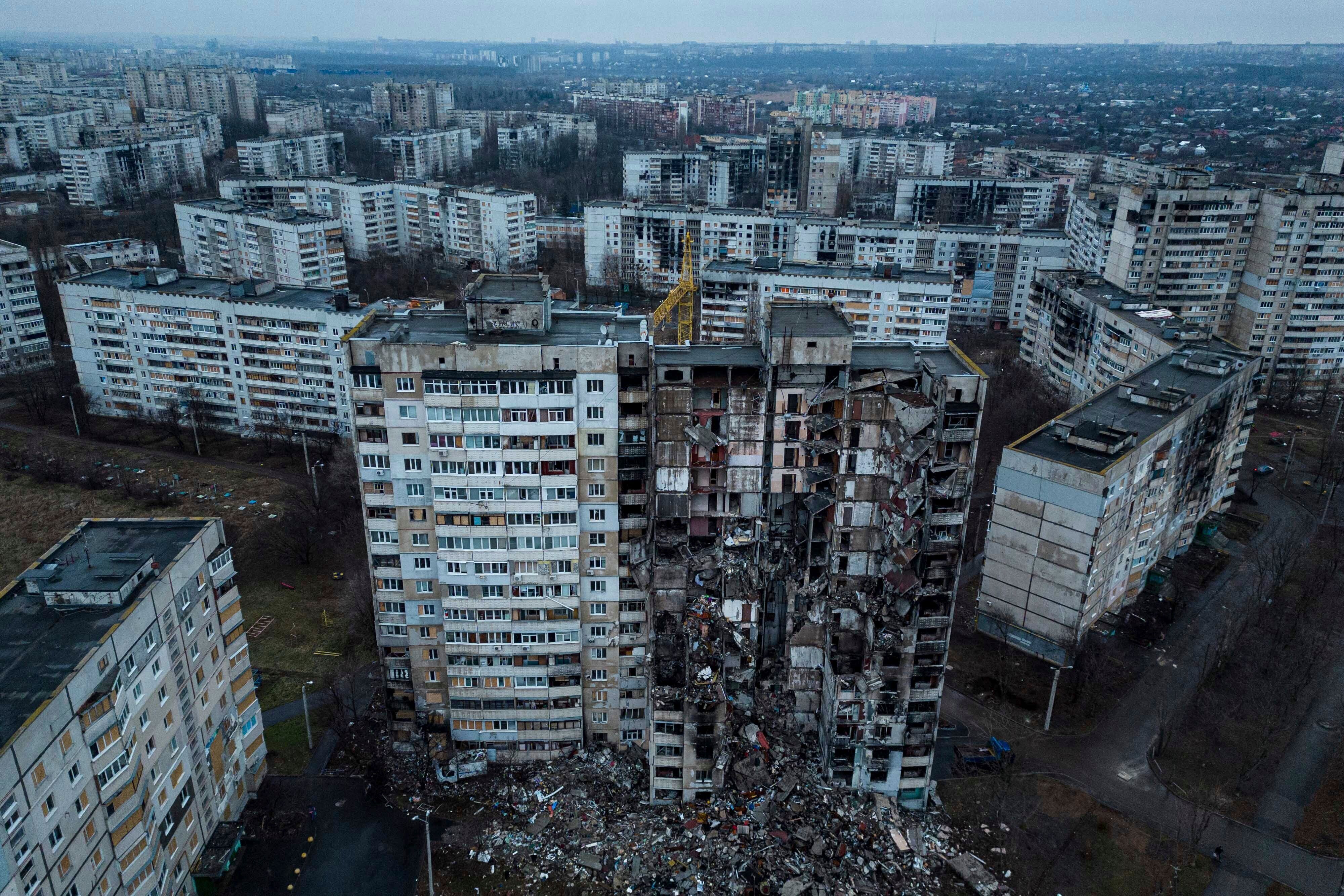Blick auf Charkiw: Der Stadtteil Saltiwka ist durch russische Angriffe massiv beschädigt worden.dpa