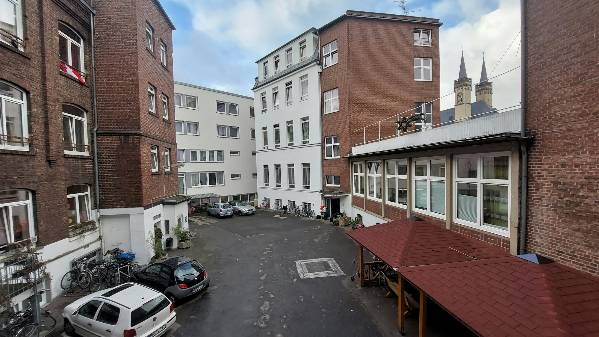 Der Gebäudekomplex des Johanneshaus von außen mit Innenhof.