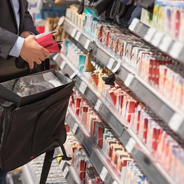 Ein Detektiv von einer Sicherheitsfirma, demonstriert in einem Supermarkt, wie Ladendiebe mit Hilfe eines präparierten Koffers die Sicherungsetiketten an der Ware überlisten können.