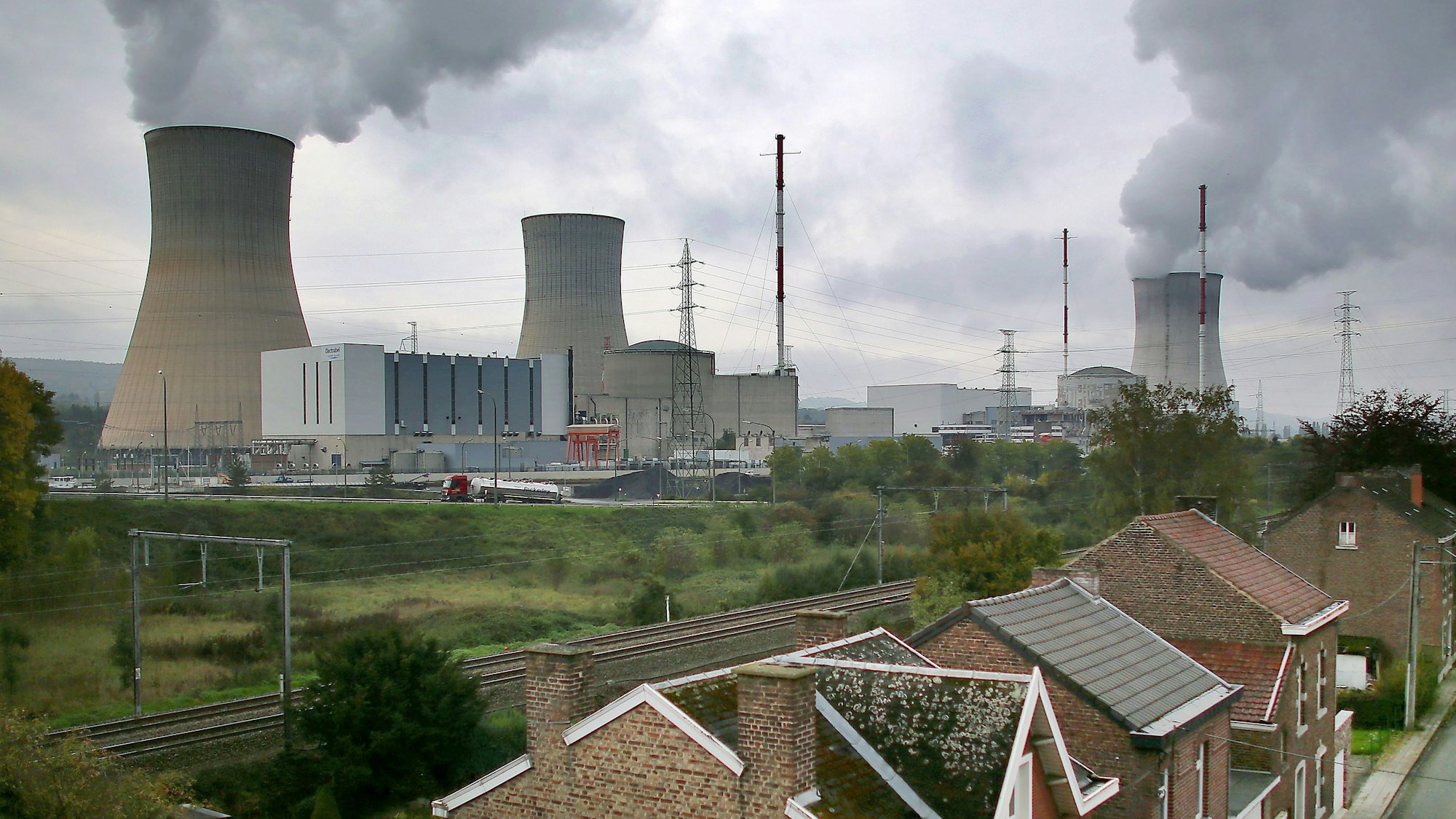 Das Atomkraftwerk Tihange liegt rund 64 Kilometer Luftlinie von Aachen entfernt. Reaktor 3 soll nun zehn weitere Jahre am Netz bleiben.