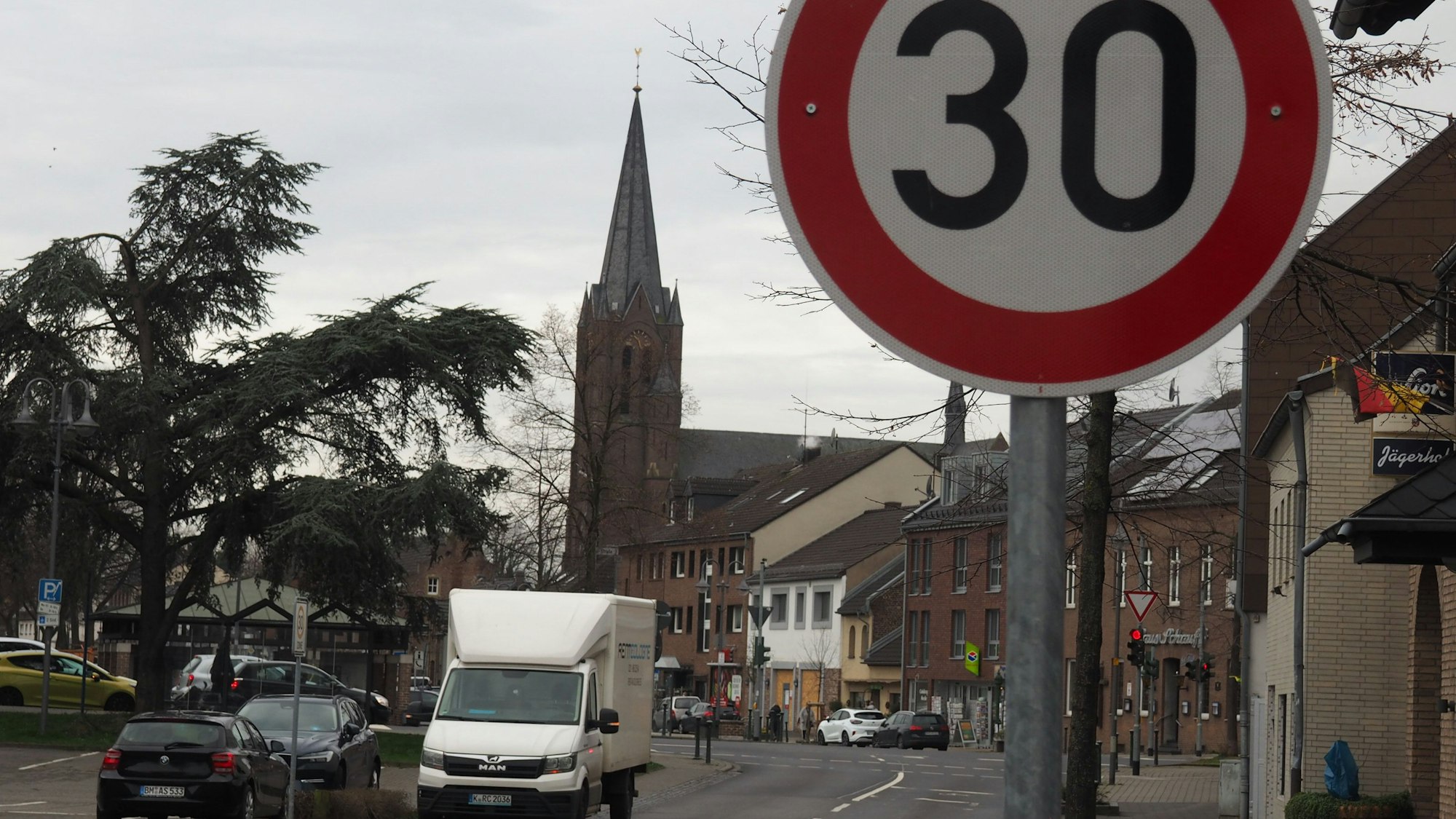 Ein Tempo-30-Schild in Pulheim. Dort war ein SPD-Antrag zum Beitritt der Stadt zur Städteinitiative Tempo 30 gescheitert.