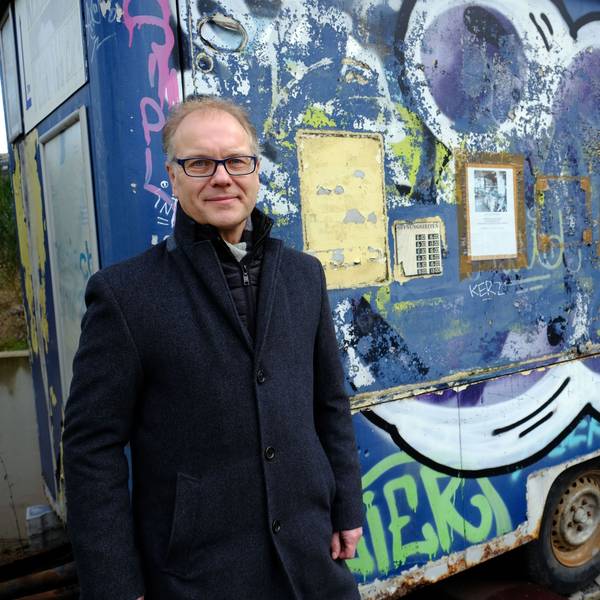 Dr. Carsten Vorwig, Leiter des LVR-Freilichtmuseums Kommern, steht vor dem Zeitungsbüdchen aus Bonn.
