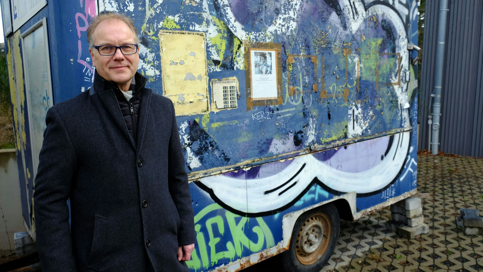 Dr. Carsten Vorwig, Leiter des LVR-Freilichtmuseums Kommern, steht vor dem Zeitungsbüdchen aus Bonn.
