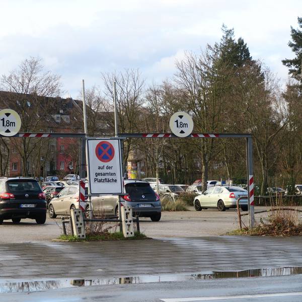 Die Einfahrt eines Parkplatzes.