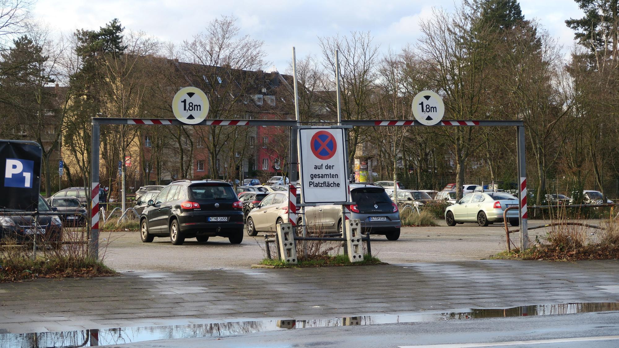 Die Einfahrt eines Parkplatzes.