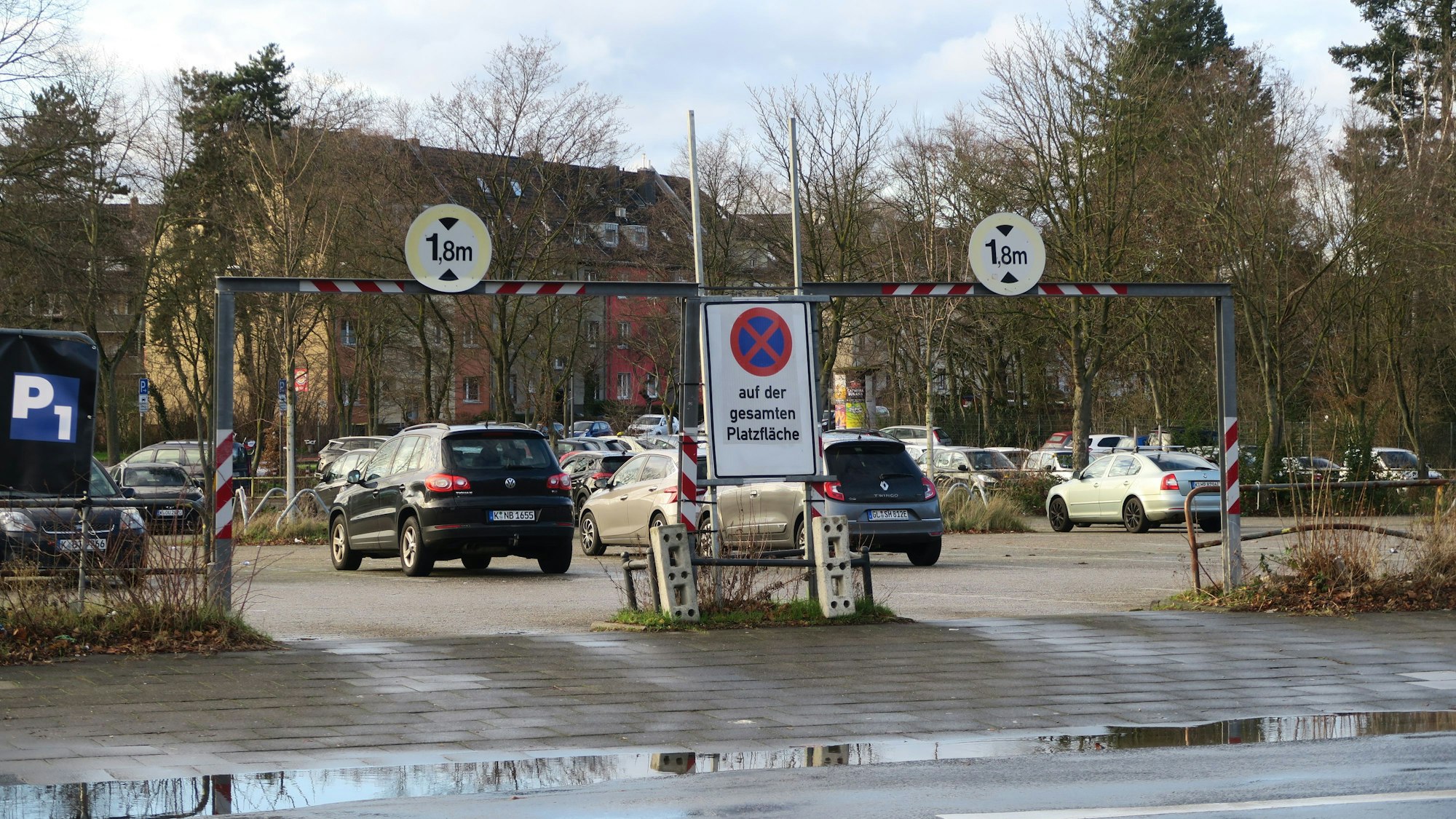 Die Einfahrt eines Parkplatzes.