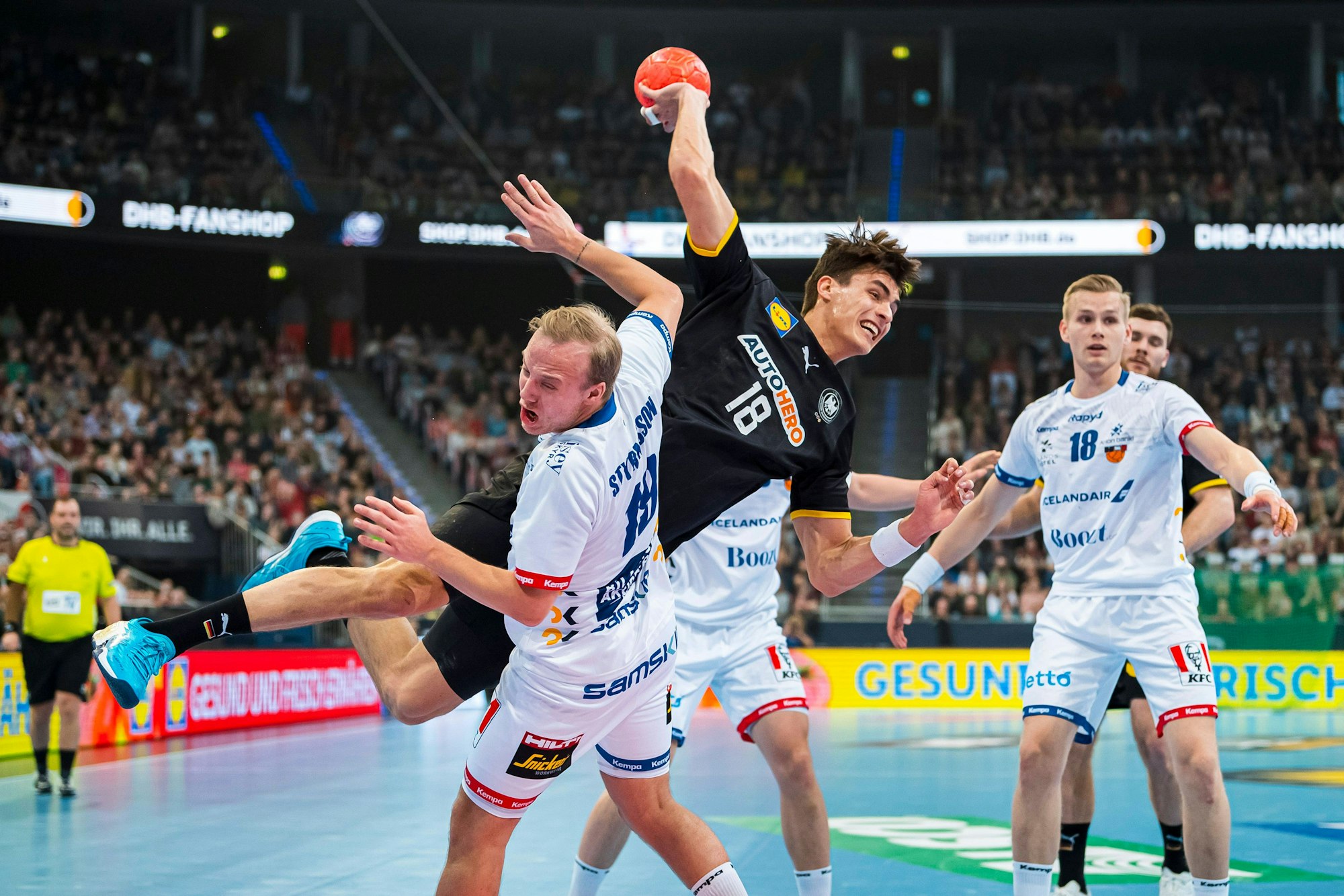 Julian Köster versucht beim Wurf Islands Hakon Styrmisson zu überwinden.