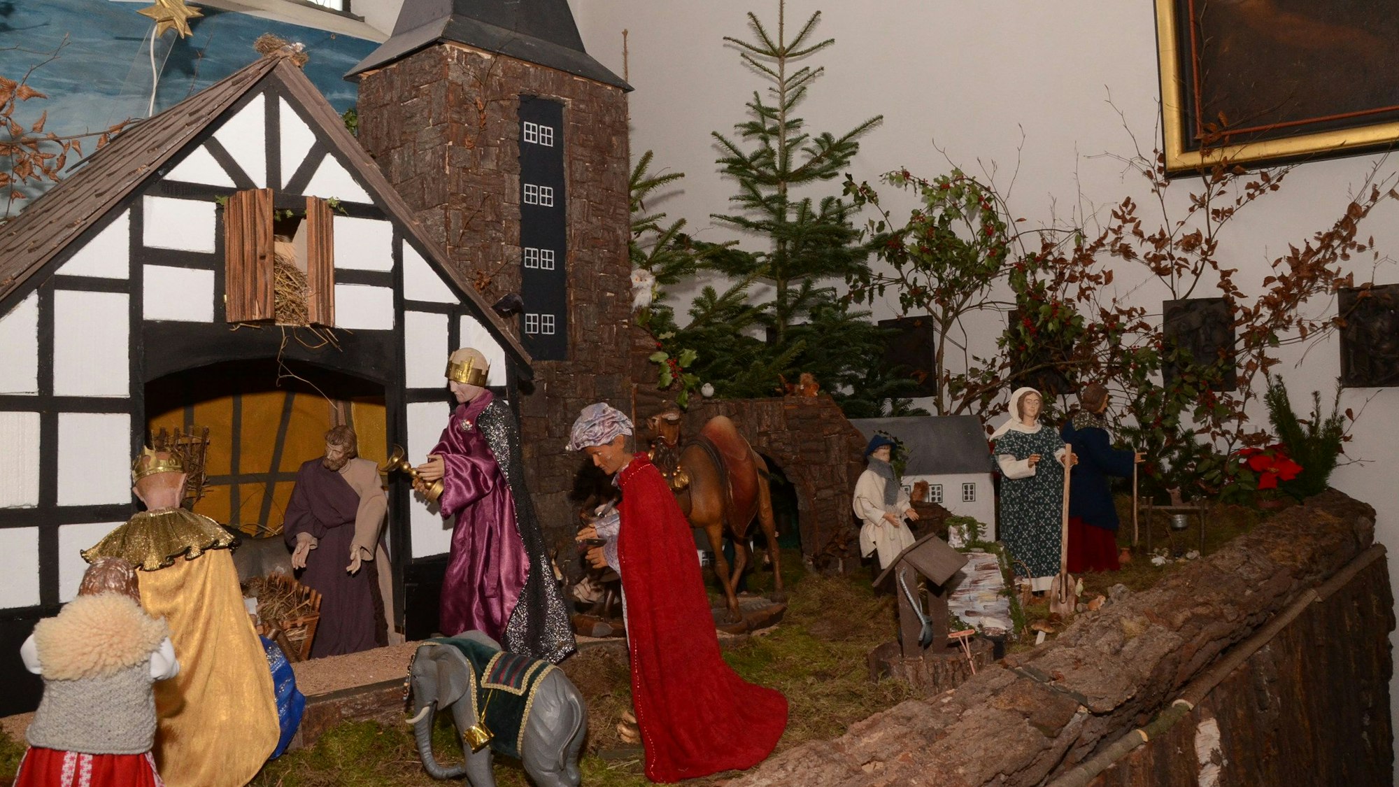 Krippe mit Turm und Fachwerkhaus.