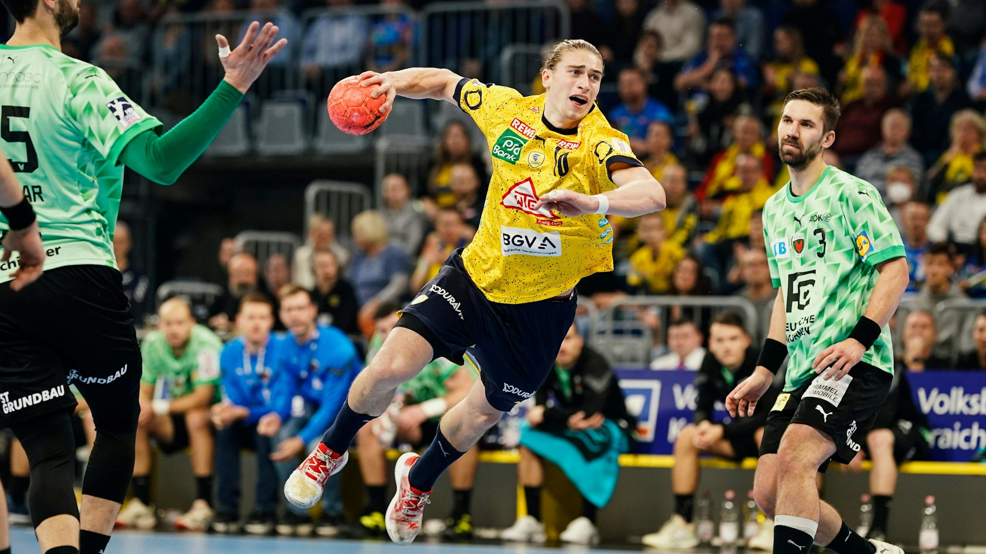 Juri Knorr von den Rhein-Neckar Löwen beim Sprungwurf.