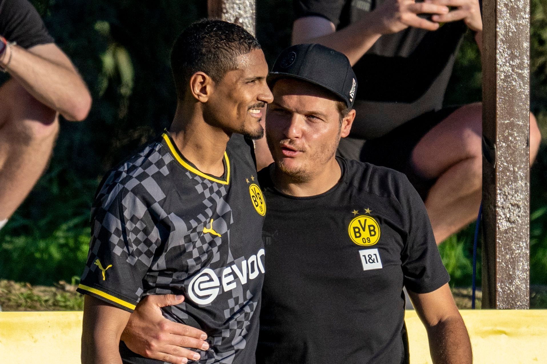Dortmunds Sebastien Haller (l) spricht mit Trainer Edin Terzic beim Testspiel gegen Fortuna Düsseldorf.