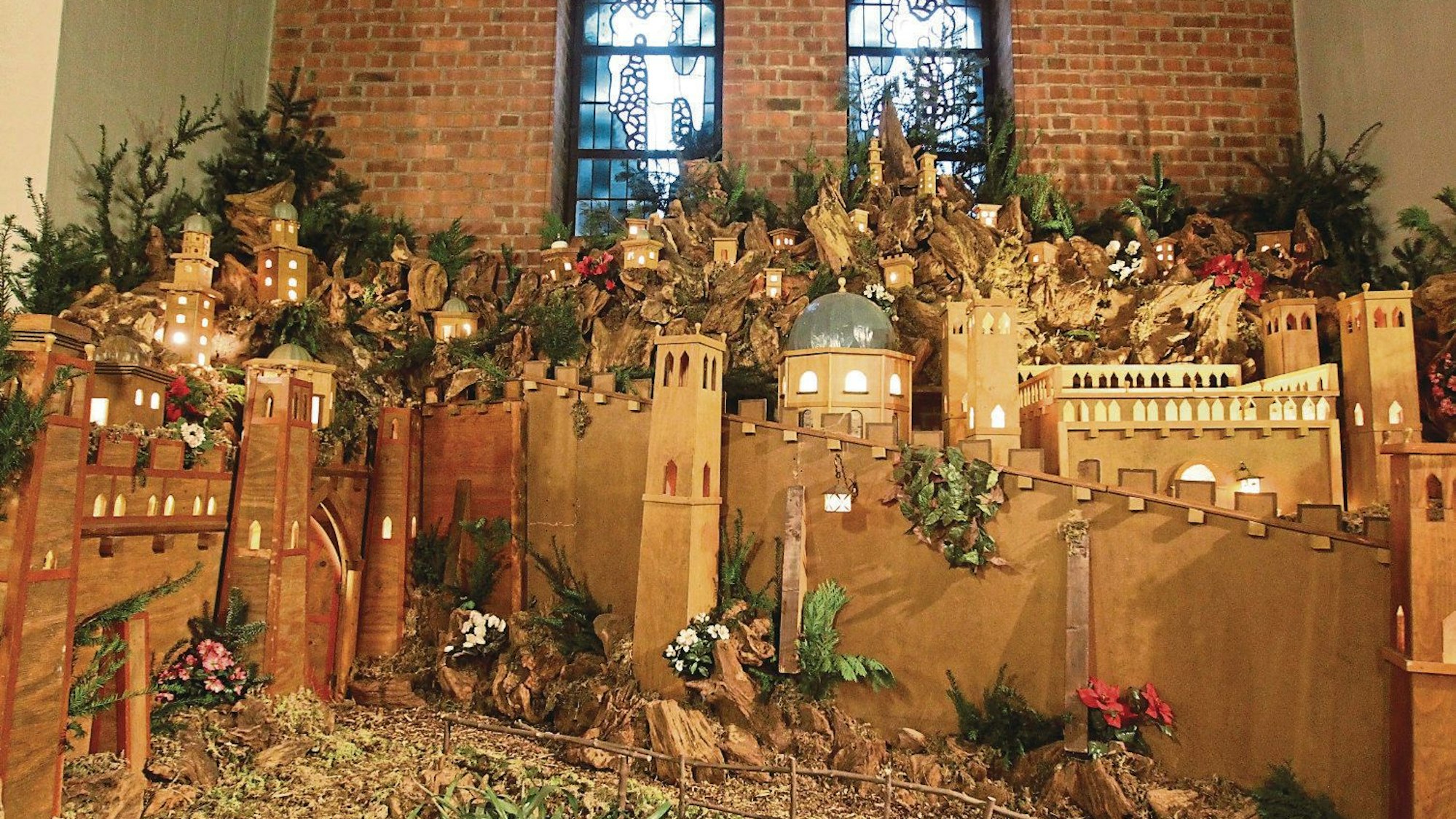 Hohe Wurzelkrippe in den Kirchenbänken.