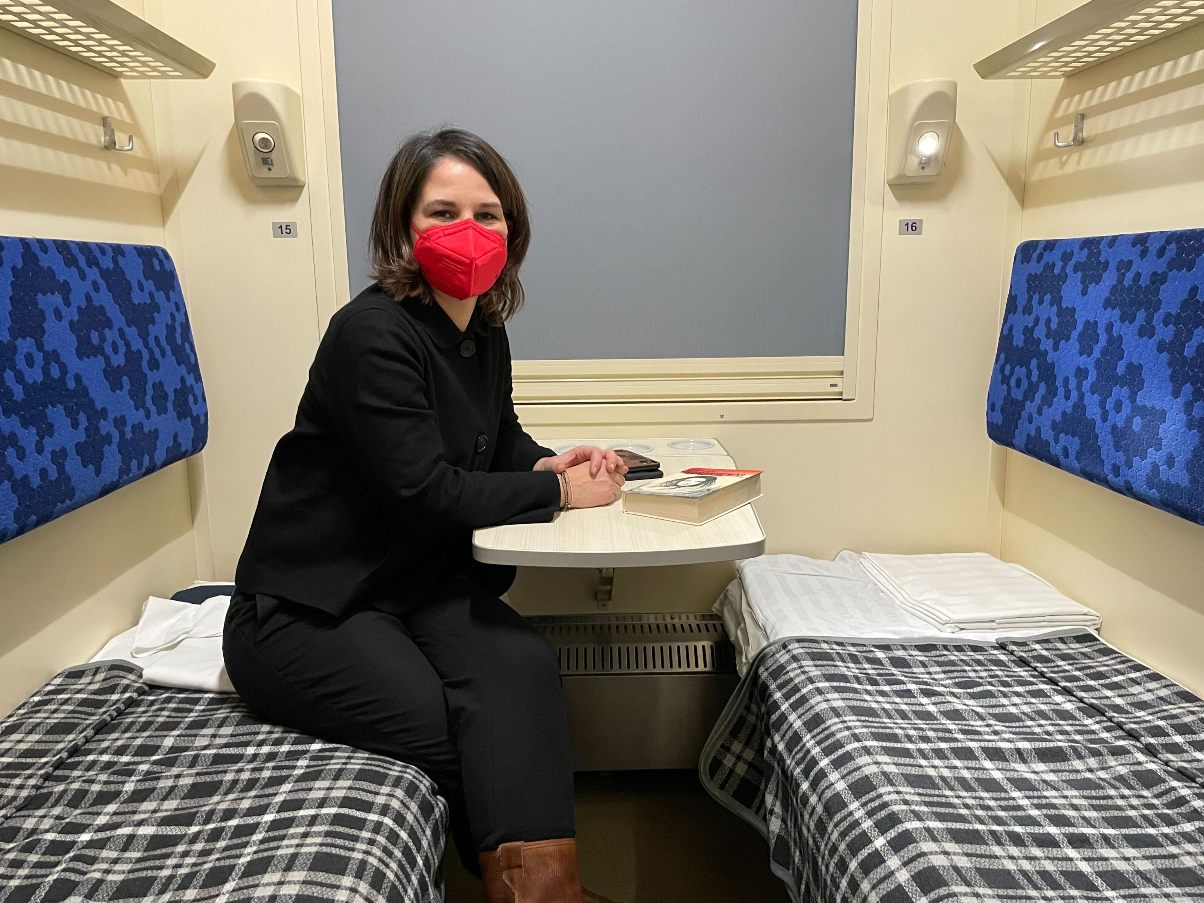 Außenministerin Annalena Baerbock (Bündnis 90 / Die Grünen) sitzt während ihrer Reise in die Ostukraine im Intercity Express von Kiew nach Charkiw.