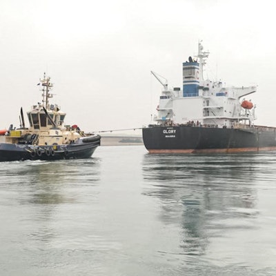 Das Frachtschiff „M/V Glory“ liegt auf einer Sandbank im Suezkanal und wird von einem anderen Schiff weggezogen.