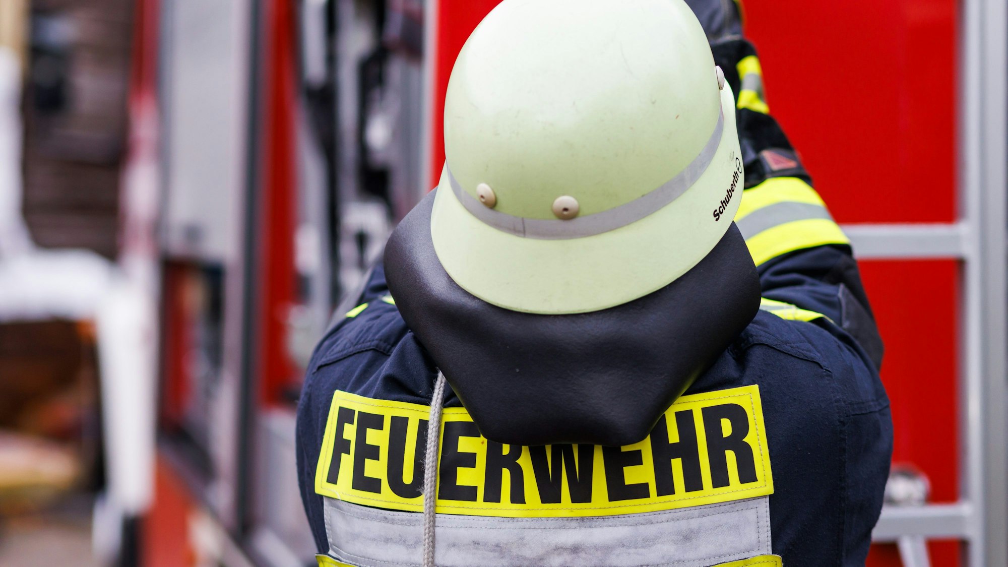 Rund 80 Feuerwehrleute sind bei einem Brand in Düsseldorf am Dienstagmorgen im Einsatz. (Archivbild)