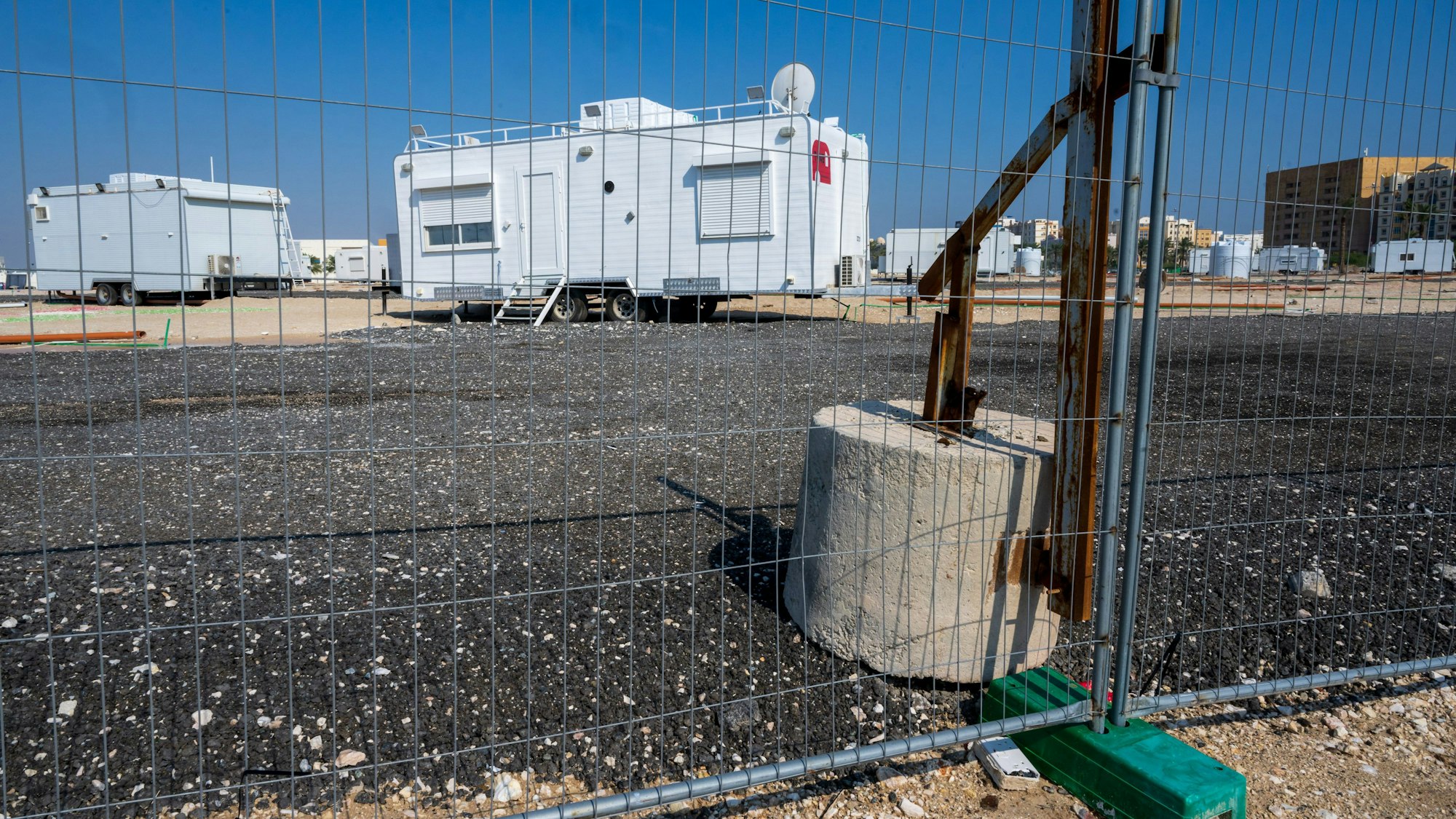 Einzelne Wohnwagen stehen auf einer Freifläche in Doha (Katar), die während der Fußball-Weltmeisterschaft 2022 als Fan-Unterkunft gedient haben.