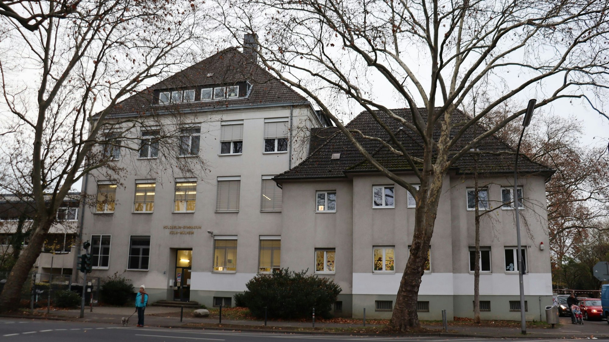 Das Hölderlin-Gymnasium in der Graf-Adolf-Straße von vorne-außen.