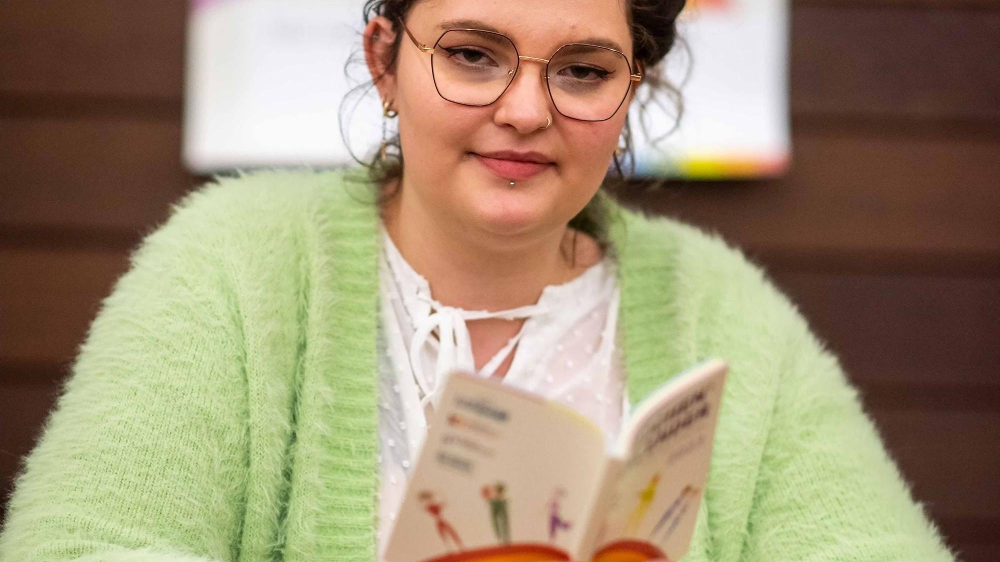 Lilly Oberholz stellt im Kreishaus den neuen Mädchenkalender vor.